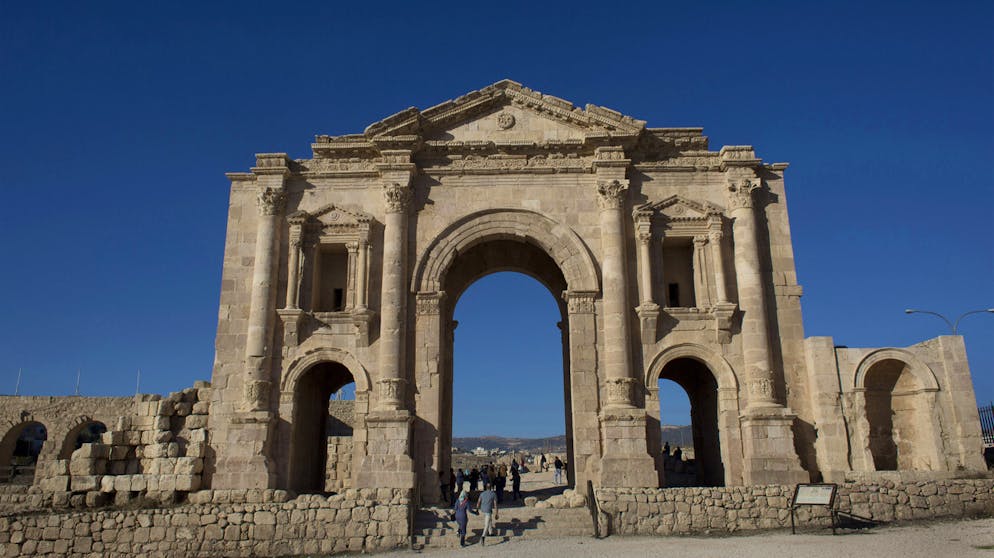 Die Stadt Dscharasch ist bekannt für ihre historischen Ruinen. 