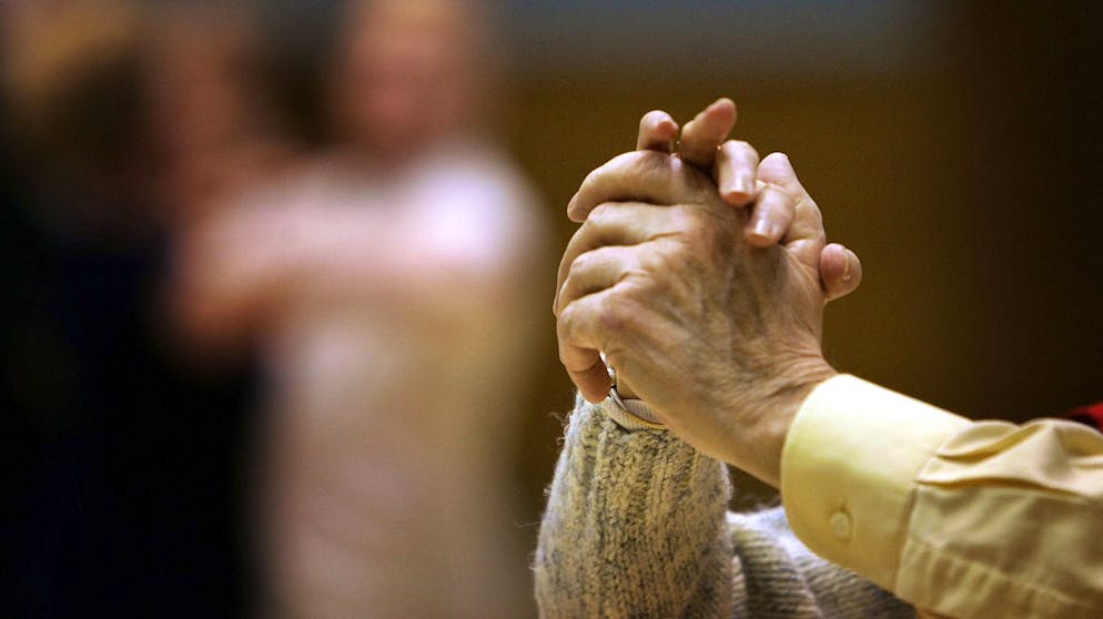 Die Senioren finden sich durch viele Aktionen auch noch im hohen Alter. Die verliebten Paare sind nun nicht mehr einsam.