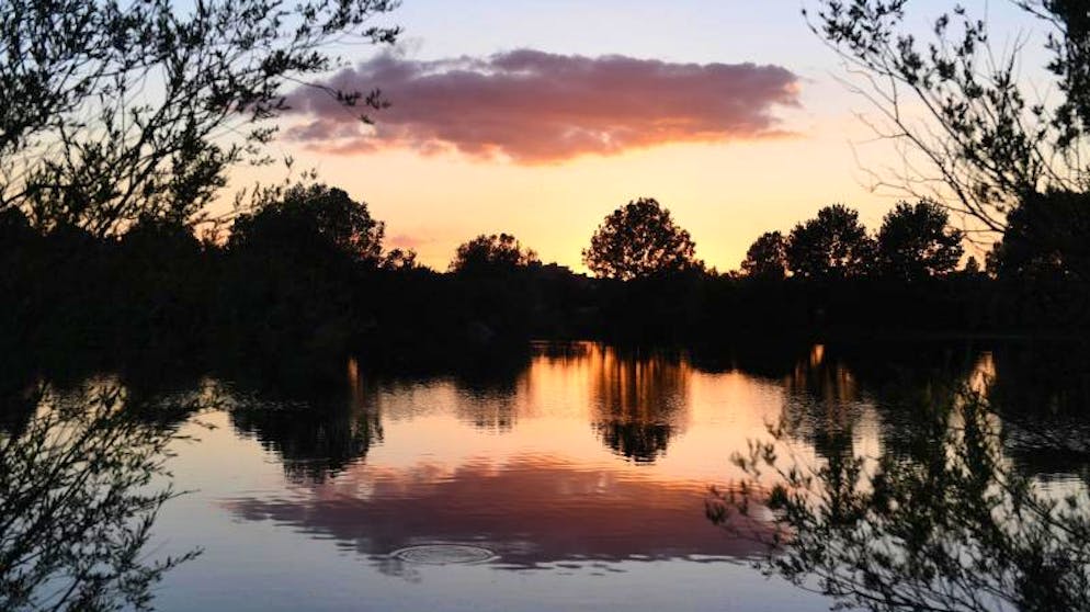 Sonnenuntergang an einem Weiher in Bayern (D): Der Kampf um die Feuchtgebiete ist zäh.