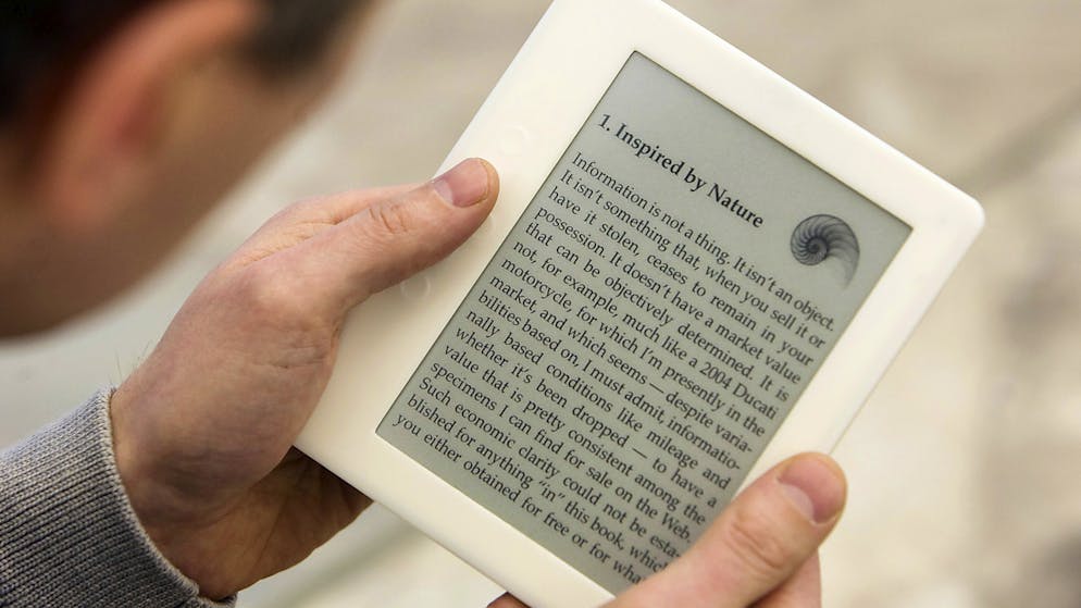 Digitale Bücher erfreuen sich wachsender Nachfrage. Die neuesten Modelle können mittlerweile Inhalte vorlesen. (Archivbild)