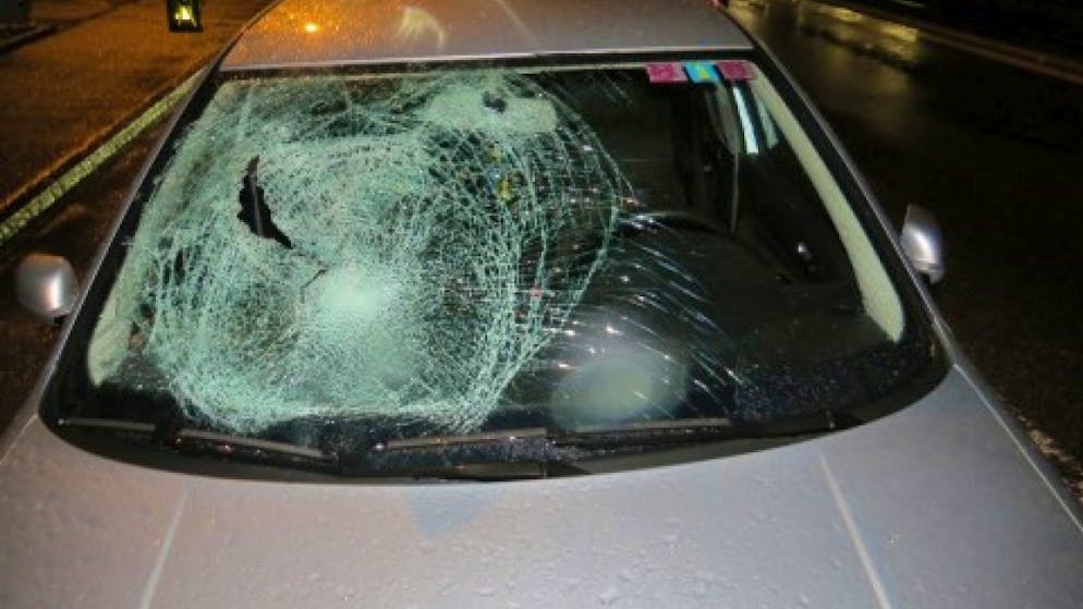 Die geborstene Frontscheibe eines Personenwagens nach einem Unfall mit einer Fussgängerin. Gerade bei der früher einbrechenden Dunkelheit steigt das Unfallrisiko für die schwächsten Verkehrsteilnehmenden stark an.