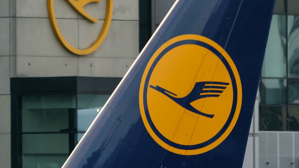 Die Lufthansa sucht zur Schlichtung des Streits mit den Flugbegleitern das Gespräch mit den Gewerkschaften. (Archivbild)