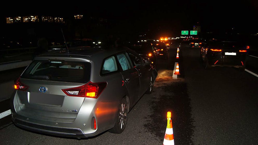Nach dem Unfall auf der A4 kam es zu Stau im Feierabendverkehr.