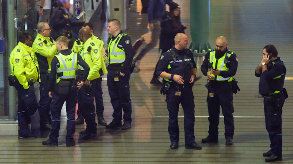 Die niederländische Polizei steht am Flughafen Schiphol.