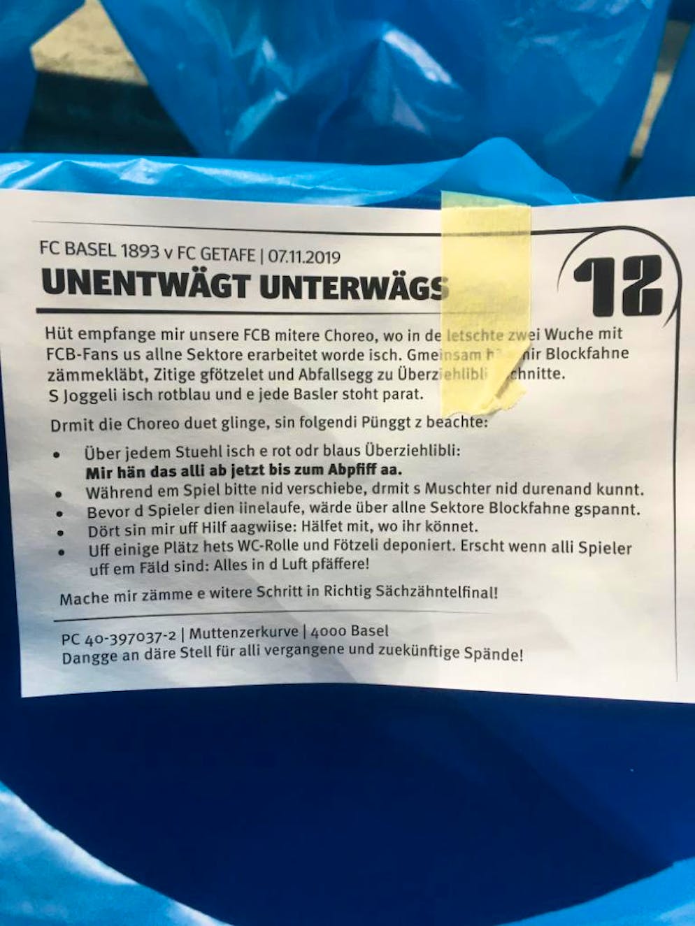 Fans instruieren Fans: Das Joggeli erstrahlt in Rot und Blau.