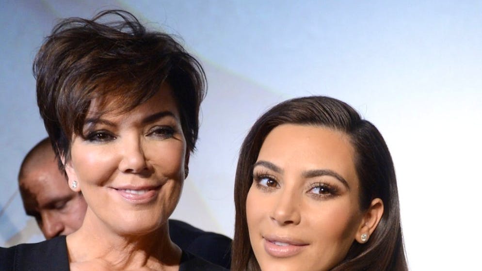 Kim Kardashian (rechts) hat ihre Mutter Kris Jenner (links) zu deren 64. Geburtstag in die Vergangenheit entführt: Kardashian mietete für einen Tag die Autos, die ihre Eltern früher besassen, und das Haus in Beverly Hills, in dem die Familie einst wohnte. (Archivbild)