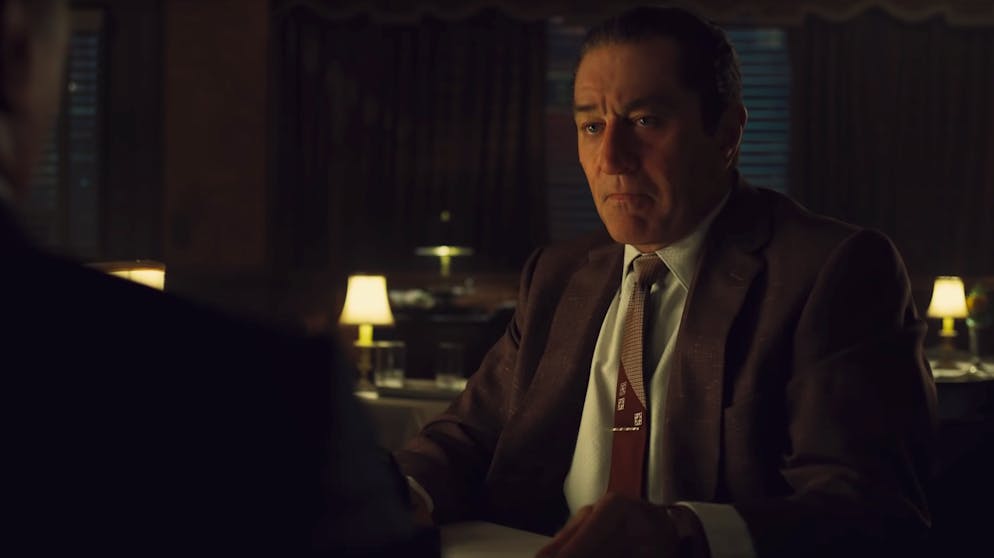 «The Irishman». Im Film sehen wir den Protagonisten und sein Umfeld mit neuster Technologie verjüngt. Das «De-Aging» fällt einem während des Streifens nicht auf.