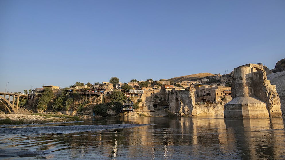 Die 12'000 Jahre alte Kulturstätte Hasankeyf liegt in einer einzigartigen Kulturlandschaft am Fluss Tigris. Durch die Inbetriebnahme des rund 70 Kilometer entfernten Ilisu-Staudamms wird die Stadt voraussichtlich bis Ende Jahr im Wasser versinken.