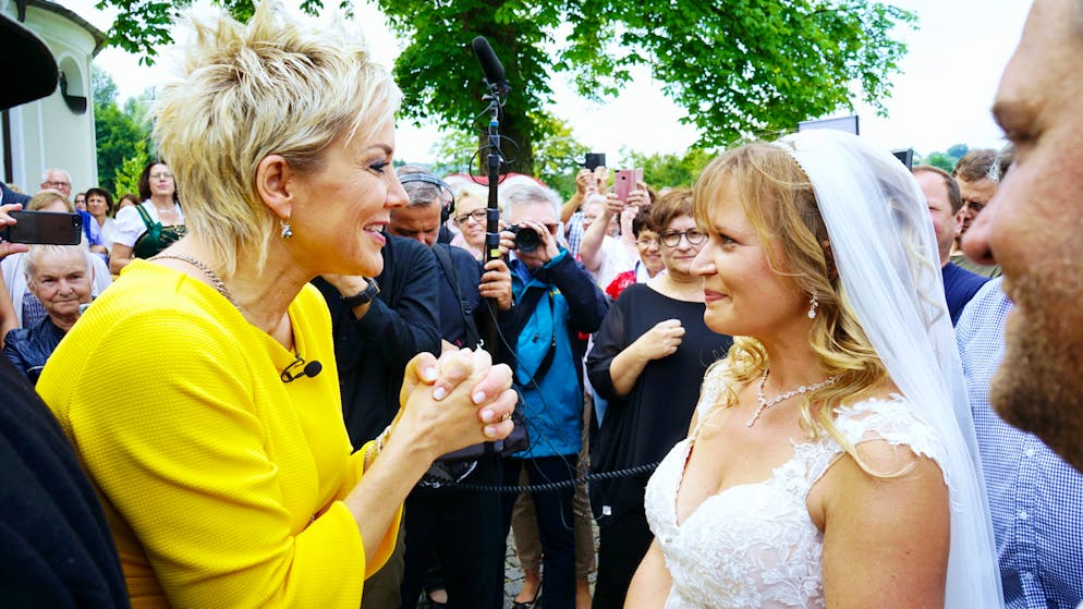 15 Jahre «Bauer sucht Frau»: Hier hat Amors Blitz eingeschlagen. Steffi und Stephan besiegeln ihre Liebe! Fast genau ein Jahr ist es her, dass Inka Bause sie beim grossen Scheunenfest von «Bauer sucht Frau» einander vorgestell hat.