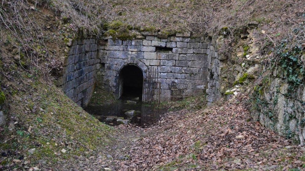 Grabungsarbeiten, die verbinden. Oft wirken die Bunker wie romantische Burgruinen, obwohl sie aus vergleichsweise neuer Zeit stammen.