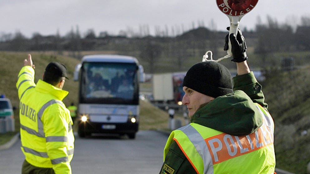 Deutsche Polizisten kontrollieren einen Fernbus. (Symbolbild)