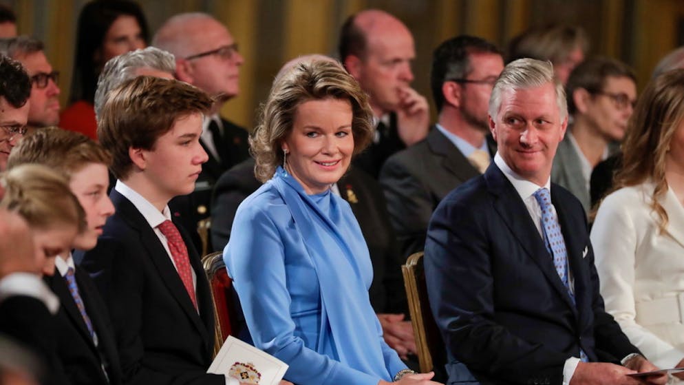 Königin Mathilde von Belgien (Mitte) engagiert sich für vermisste und sexuell ausgebeutete Kinder und macht sich besonders gegen Cyber-Mobbing stark. Dafür ehrt sie nun der deutsche Burda-Verlag mit dem Medienpreis Bambi in der Kategorie Charitiy. (Archivbild