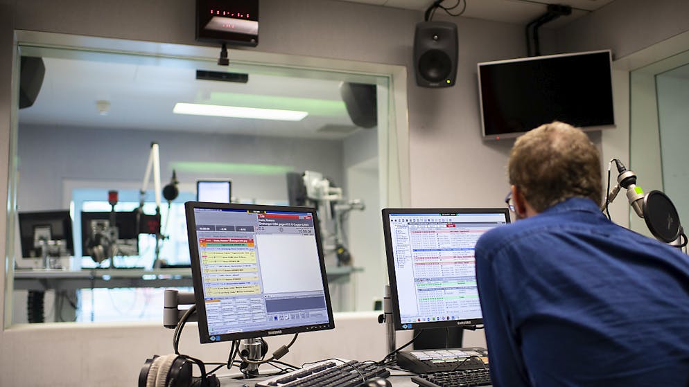 Mehrheitlicher Umzug von Bern nach Zürich absehbar: Ein Mitarbeiter von SRF 4 News in einem Studio in Bern.