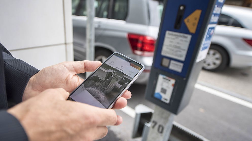Der Kanton Obwalden setzt bei der Parkplatzbewirtschaftung auf Bezahlmöglichkeit übers Smartphone. (Symbolbild)