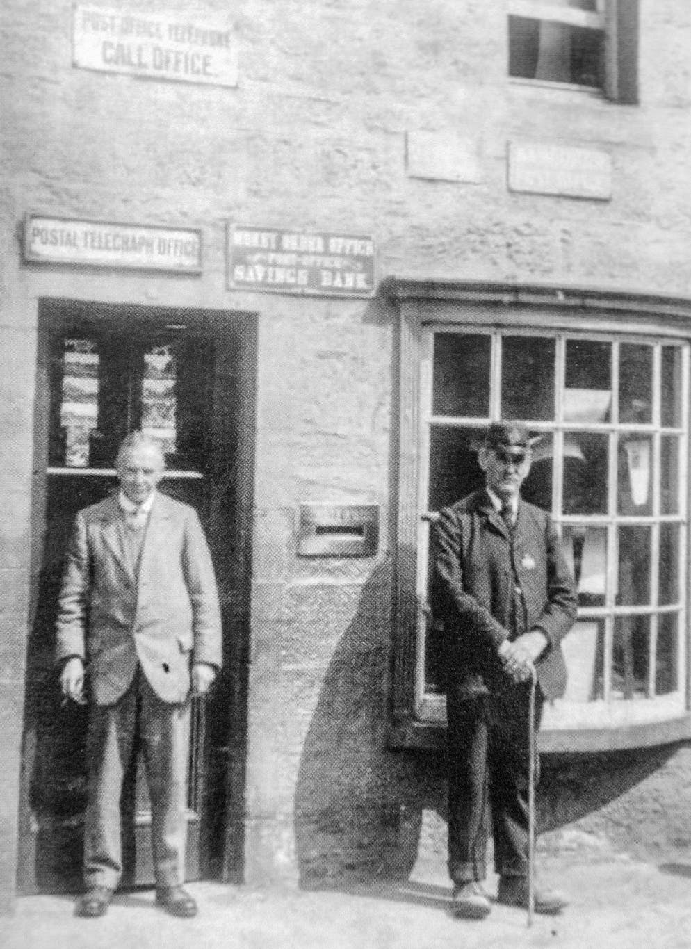 Der ältesten Post der Welt droht das Aus. Diese undatierte Aufnahme zeigt Matthew Hogart, den Poststellenleiter von 1908 bis 1932, mit dem Pöstler George Stoddart. 