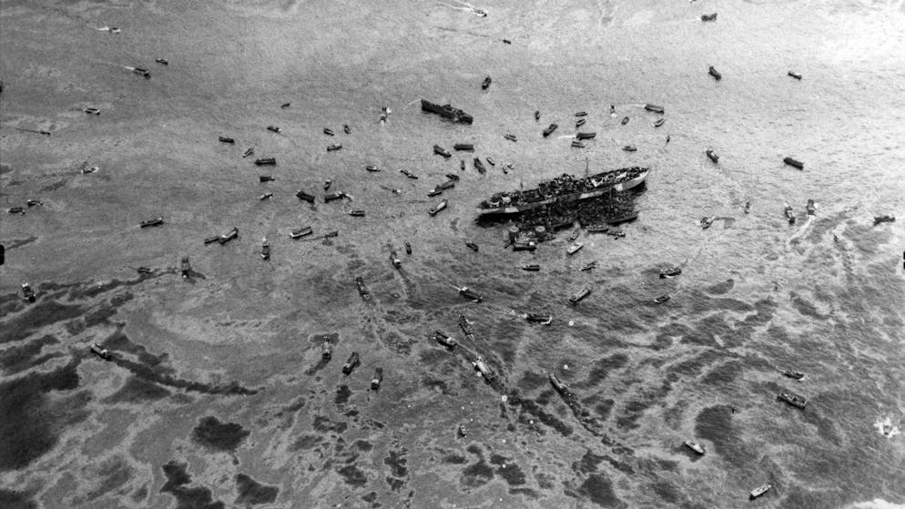 Die Explosion der USS Mount Hood. Die USS Mindanao und beschädigte Mienräumer nach der Explosion.