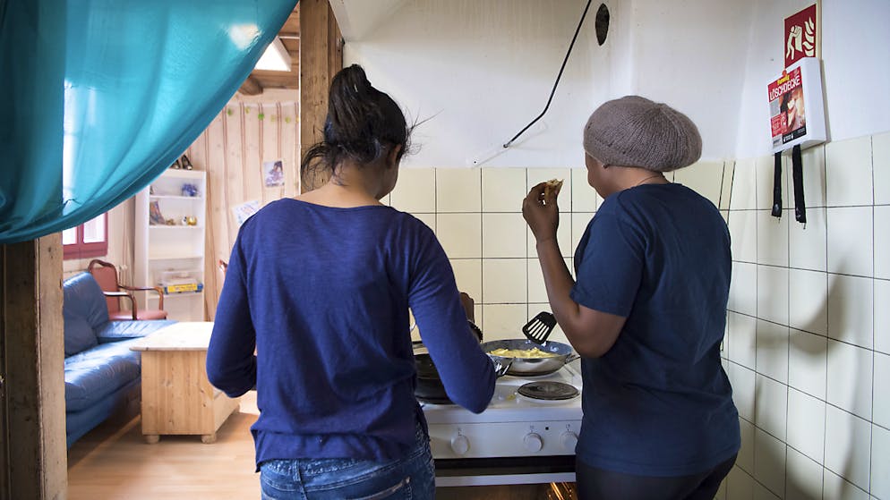 Minderjährige Asylsuchende kochen in einer Wohngemeinschaft des Zentrums Bäregg (Archivbild)