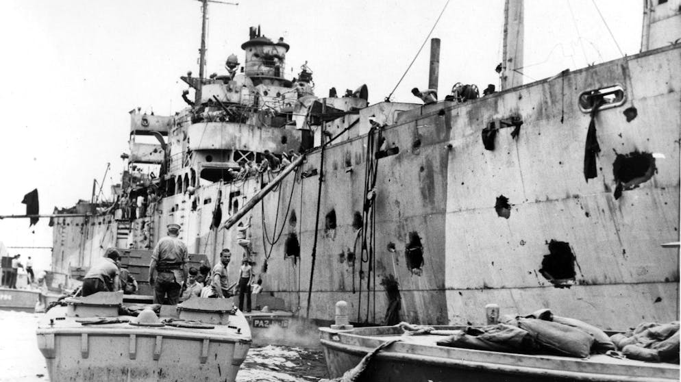 Die Explosion der USS Mount Hood. Auf der USS Mindanao, die 320 Meter von der USS Mount Hood enrfernt im Wasserblag, sterben 82 Matrosen.