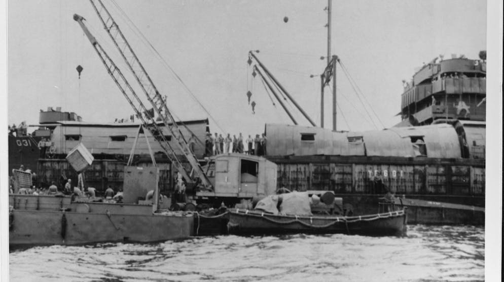 Die Explosion der USS Mount Hood. Vorn ein beschädigter Navy-Kahn, im Hintergrund der ebenfalls min Mitleidenschaft gezogene Truppentransporter USS Argonne.