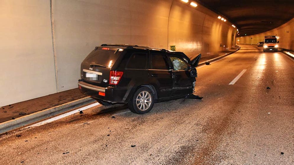 Im Kirchenwaldtunnel auf der Autobahn A2 bei Hergiswil NW ist ein Autofahrer in die Tunnelwand geprallt.