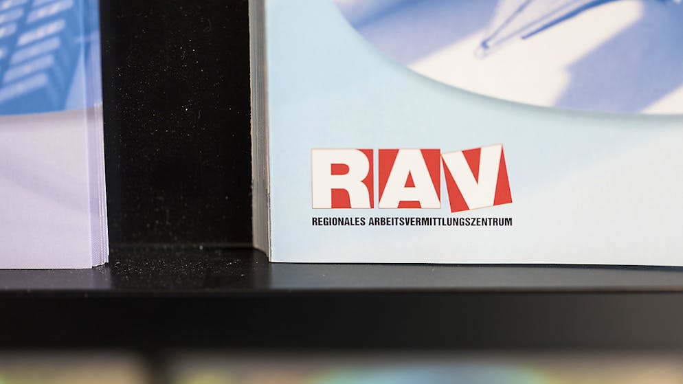 Die Arbeitslosigkeit in der Schweiz bleibt auf sehr tiefem Niveau. Die entsprechende Quote stieg im Oktober 2019 leicht auf 2,2 Prozent. Insgesamt waren 101'684 Arbeitslose bei den RAV eingeschrieben. (Archiv)