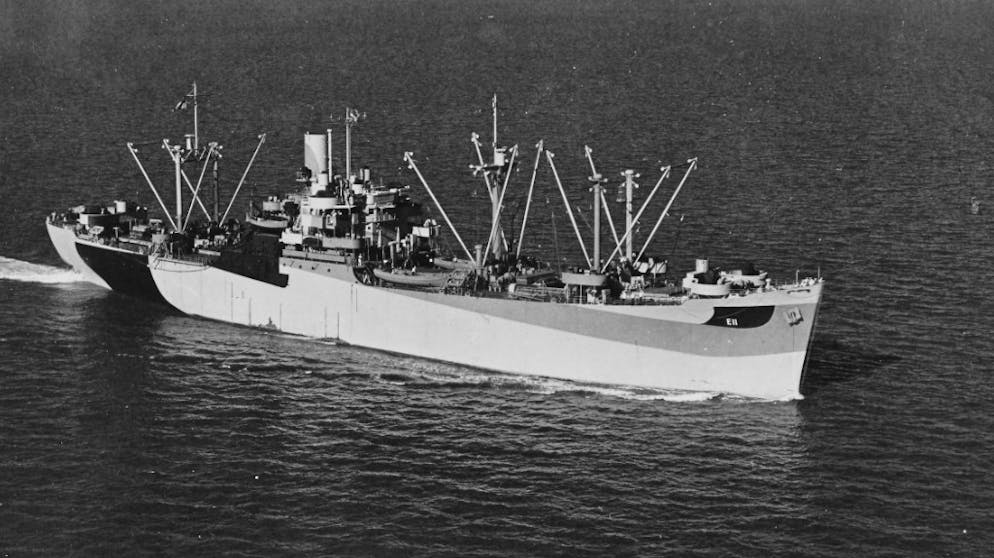 Die Explosion der USS Mount Hood. Das Schiff Anfang August 1944 vor Virgnia: Die Navy beordert den Munitionstransporter nach der Ausstattung in den Pazifik.