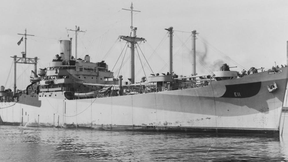 Die Explosion der USS Mount Hood. Die USS Mount Hood am 16. Juli 1944 – sie kommt frisch aus der Werft in Norfolk, Virginia, und bekommt nun noch ihren Tarnanstrich.