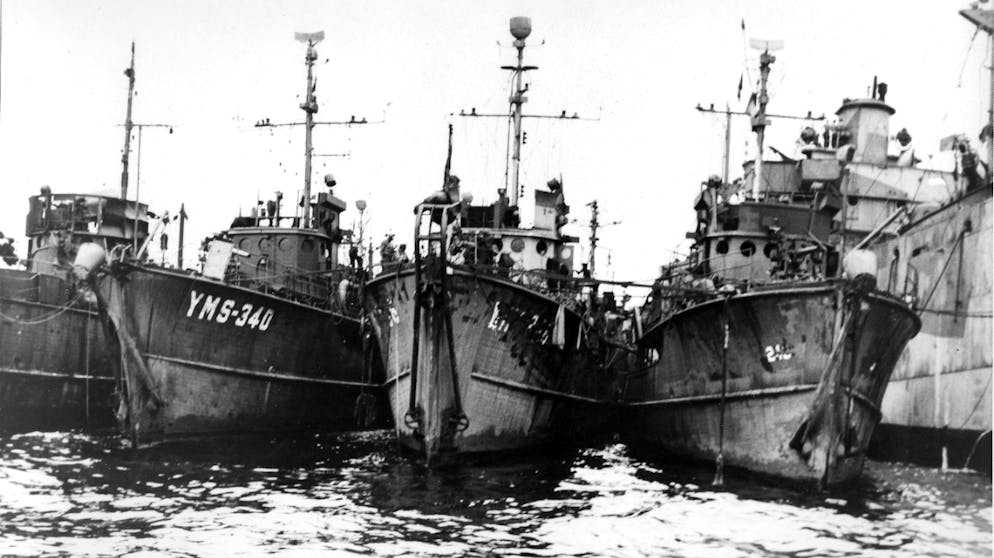 Die Explosion der USS Mount Hood. Diese Mienenräumer wurden von der USS Mindanao vor dder Druckwelle der Explosion gesxchützt, ihre Bullaugen wurden dennoch zerstört.