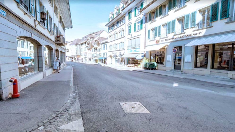 Blick in die Thuner Marktgasse, wo am frühen Freitagmorgen ein Auto in Schaufenster prallte.