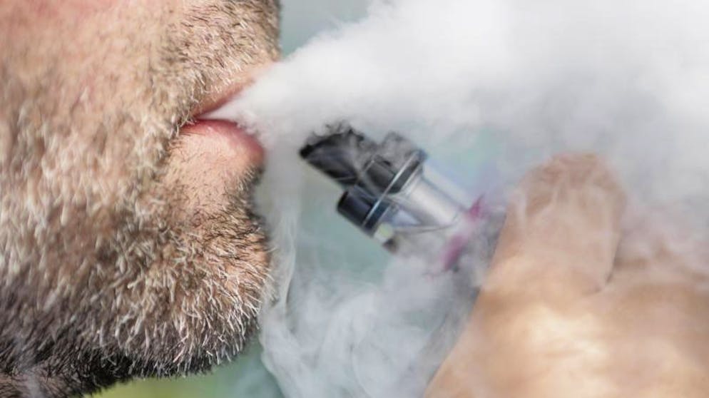 Durch das Dampfen einer E-Zigarette gelangt Feinstaub in den Blutkreislauf. Foto: Lisa Ducret/dpa
