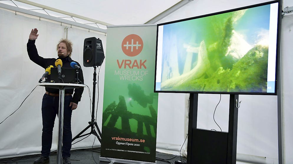 Ein Meeresarchäologe des staatlichen Marinemuseums erläutert vor den Medien den Fund von zwei jahrhundertealten Schiffswracks.