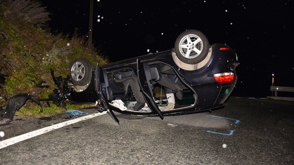 Schwer verletzt konnte die 81-Jährige aus dem gekippten Auto geborgen werden.