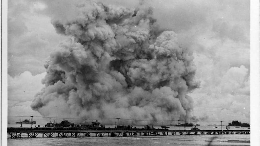 Die Explosion der USS Mount Hood. Diese Aufnahme machte ein Mann des 57th Construcioin Battailon, der gerade ide Baracke der Einheit fotografieren wollte.