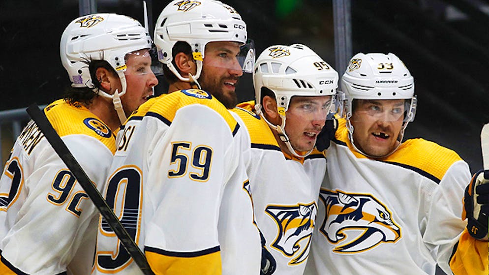 Roman Josi (2. v.l.) trifft im Herbst 2020 mit den Nashville Predators auf seinen ehemaligen Klub SC Bern.