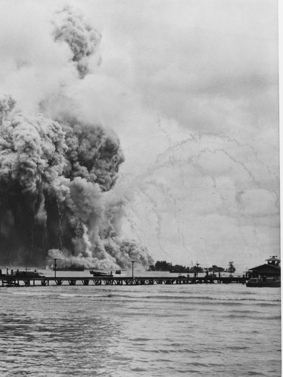 Die Explosion der USS Mount Hood. Auf dieser Aufnahme sind die Rauchspuren gut zu sdehen, die heisse Projektile nach der Explosion in den Himmel ziehen.