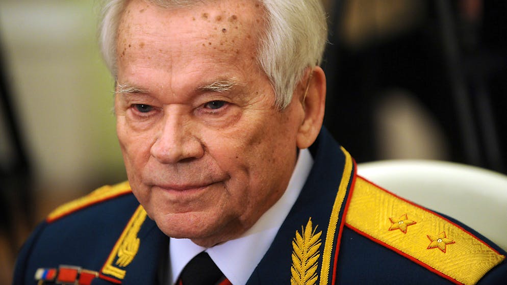 Michail Kalaschnikow an seinem 90. Geburtstag am 10. November 2009. Auch nach seinem Tod wird der Waffenkonstrukteur in Russland als Held verehrt.