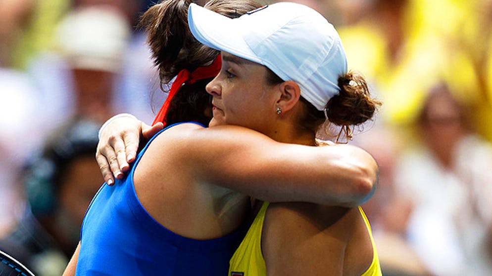 Die Französin Caroline Garcia (links) gratuliert der australischen Weltnummer 1 Ashleigh Barty zum 6:0, 6:0-Sieg im zweiten Einzel des Fed-Cup-Finals.