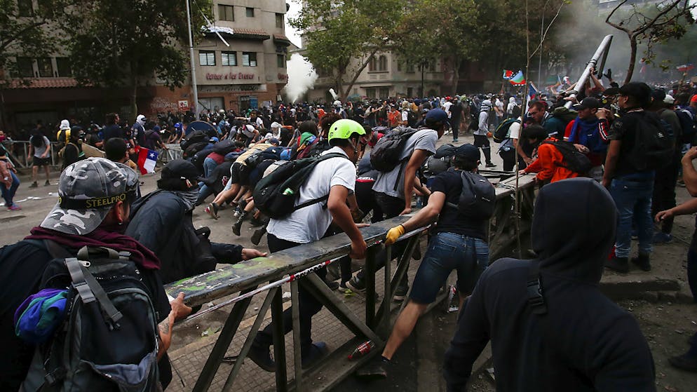 Weiterhin Demonstrationen in Chile. Chile kommt nicht zur Ruhe: In dem südamerikanischen Land hat es am Freitag erneut zahlreiche Demonstrationen sowie Ausschreitungen gegeben.