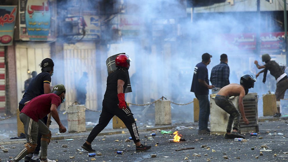 Politik einigt sich auf Ende der Proteste. Die politischen Kräfte im Irak haben sich darauf verständigt, den durch die Proteste stark unter Druck geratenen Regierungschef Abdel Mahdi zu stützen und entschieden gegen die Protestbewegung vorzugehen. Am Samstag schossen Sicherheitskräfte mit scharfer Munition. Mehrere Menschen wurden getötet.
