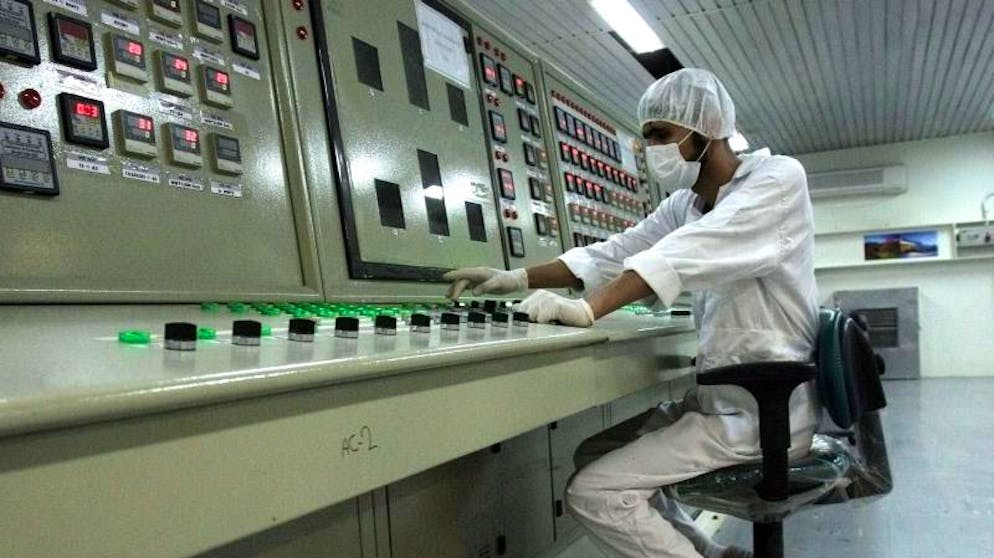 Iran beginn mit Urananreicherung in Atomanlage Fordo. Ein Techniker arbeitet in einer Uranumwandlungsanlage vor den Toren der Stadt Isfahan im Iran.