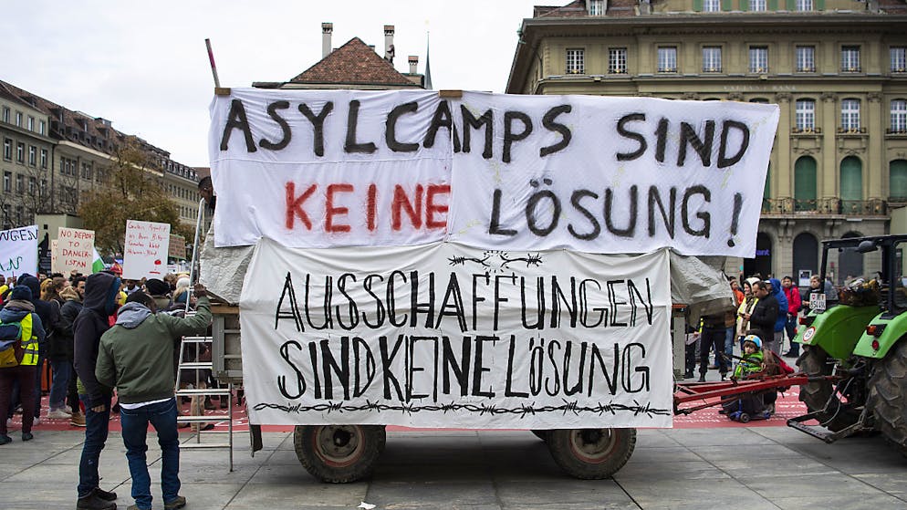 Von diesem Anhänger aus sprachen Flüchtlinge auf dem Berner Bundesplatz zu den Kundgebungsteilnehmern.
