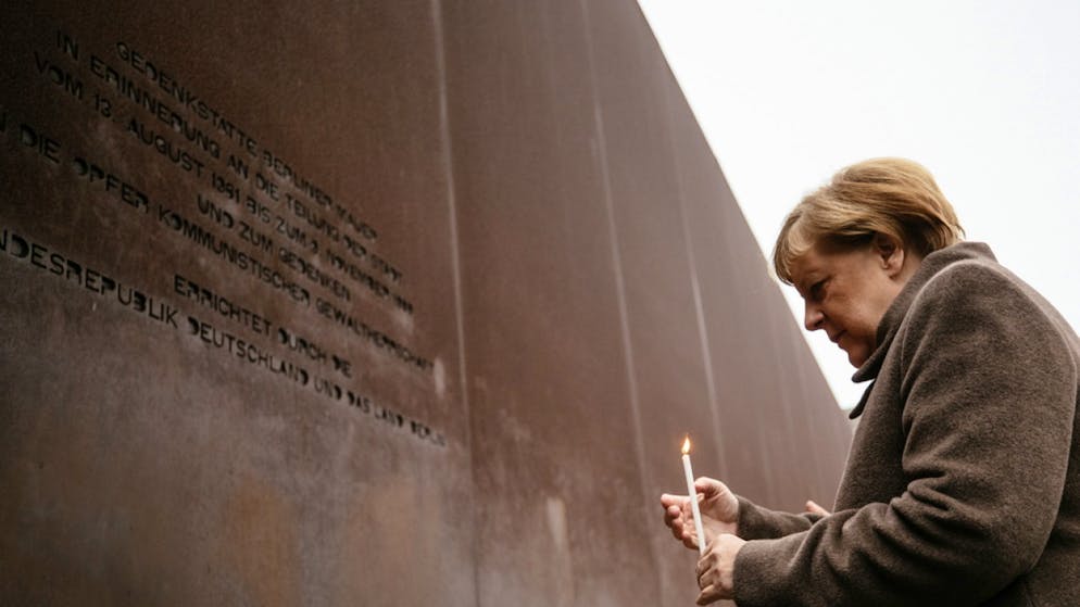 Kanzlerin Angela Merkel mit Kerze am Samstag an der Gedenkfeier zu 30 Jahre Mauerfall in Berlin.