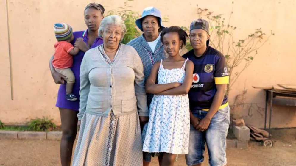 Von links nach rechts: Lungile mit ihrem Sohn, Maureen, Julia, Nobuhle und Nokuthula Ncube. Soweto, 3. April 2014.