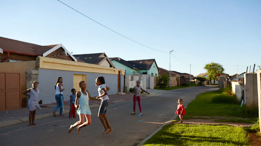 Nobuhle Ncube in der Strasse vor ihrem Haus in Soweto. 20. März 2014.