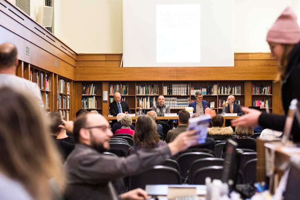 Bellinzona: libri e librai, un futuro ancora da scrivere. Nella foto da sinistra Stefano Vassere con Mauro Paolocci, libraio e presidente dell'Associazione librai editori della Svizzera italiana, Matteo Ulrico Hoepli, libraio ed editore, Alberto Galla, libraio.