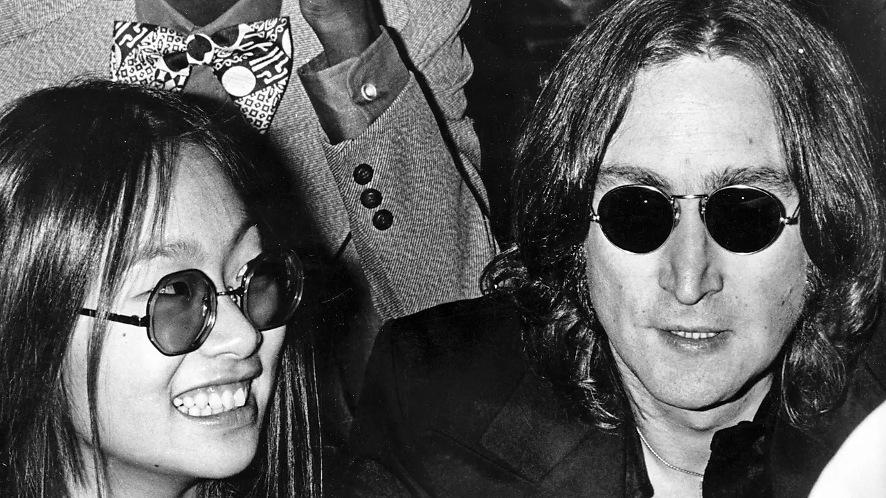Aste. Occhiali John Lennon venduti a 180 mila fr.