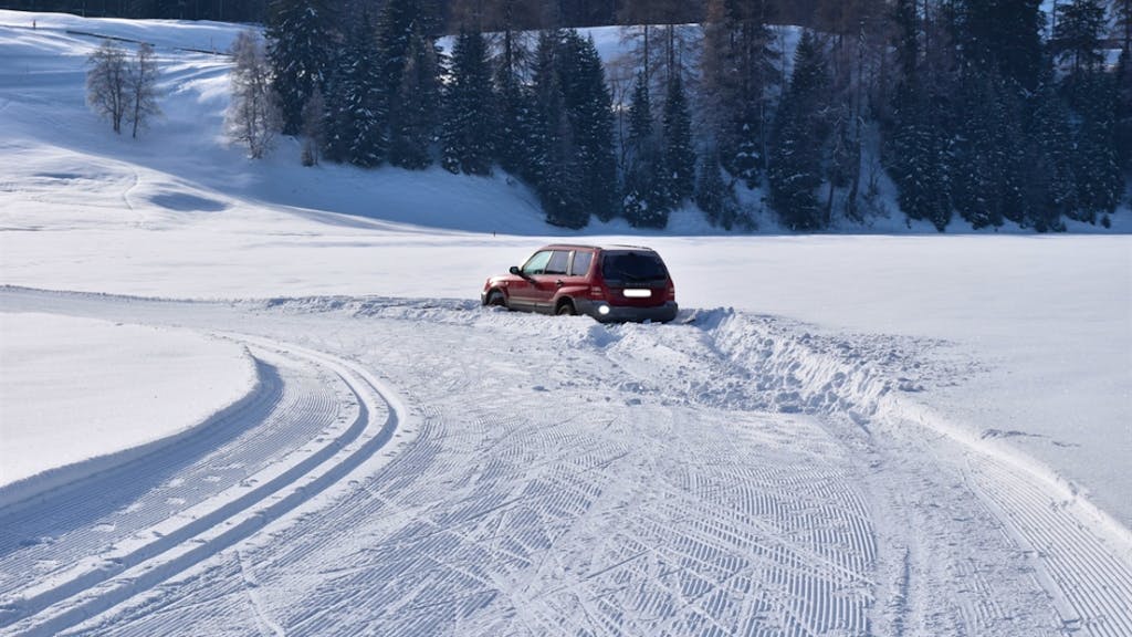 Davos In Auto Su Una Pista Di Sci Di Fondo Bloccato