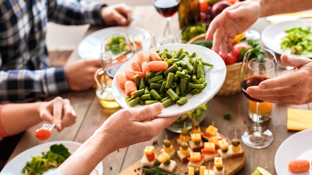 An manchen Weihnachtstischen findet gerade ein Umdenken statt: Das traditionelle Festessen muss nicht mehr sein, es soll dafür mehr Zeit für Gemeinsamkeit bleiben.