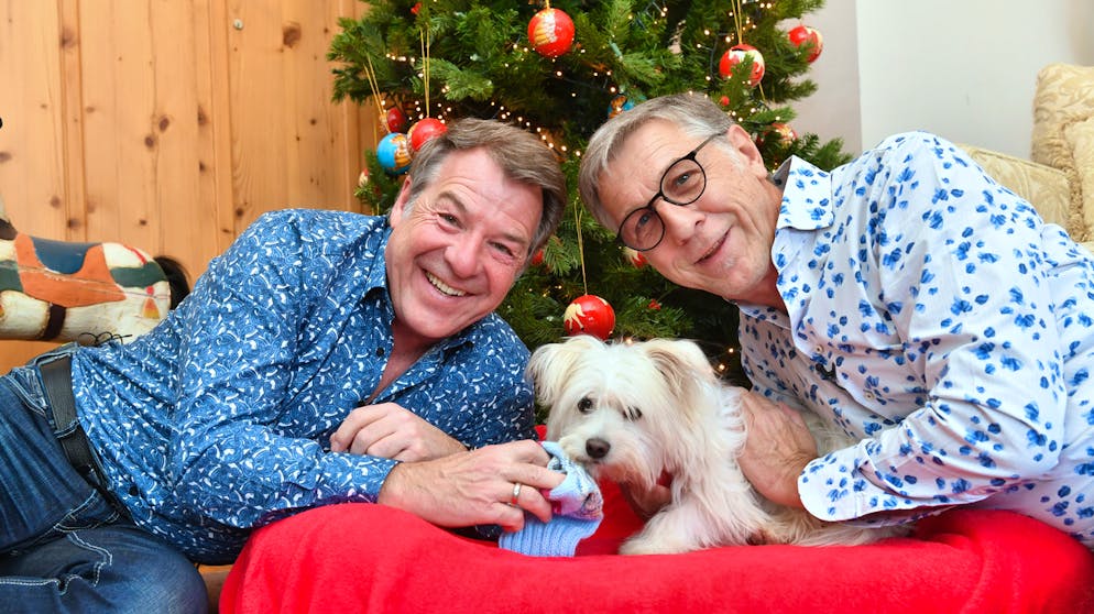 Schlagersänger Patrick Lindner (l.), Lebensgefährte Peter Schäfer und ihr kleiner Obelix. 