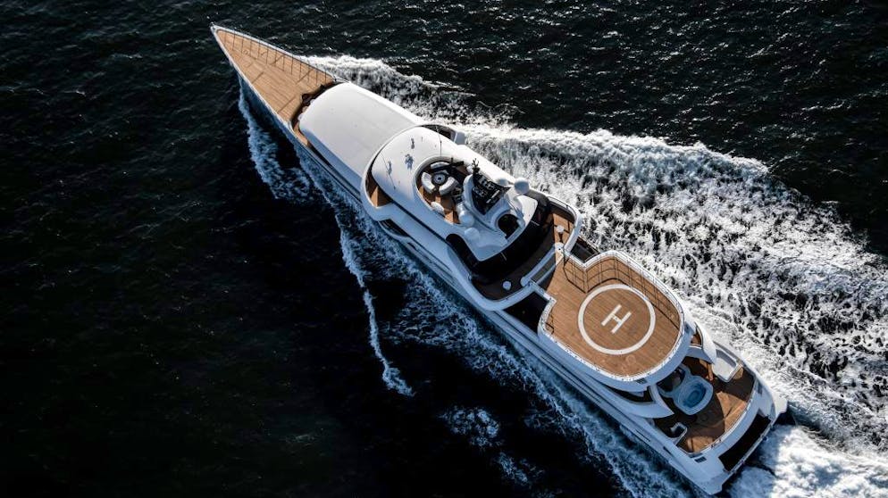 Die grössten Luxusyachten der Welt – und man kann sie mieten. Die «Lady S» weist zwar «nur» 94 Meter Länge auf, hat dafür aber das erste Imax-Kinosystem auf einer Yacht weltweit an Bord. Beleuchtete Bootsränder sorgen auch nachts für Badespass.
